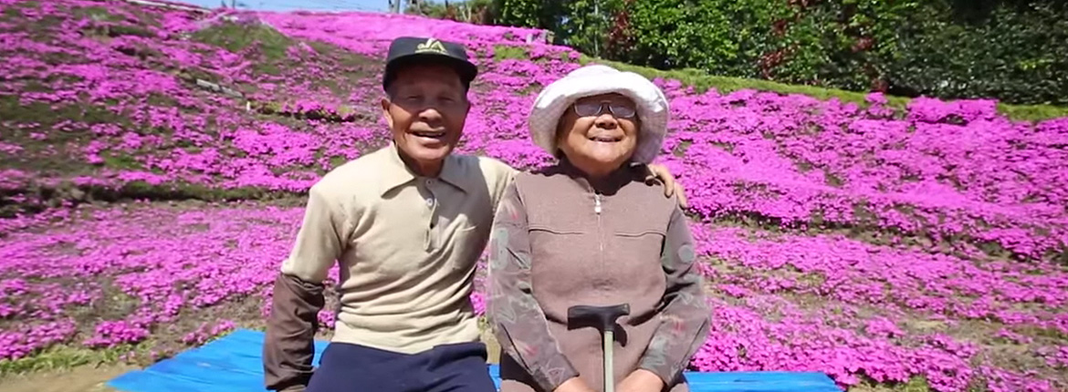 Liebender Ehemann verbringt 2 Jahre damit tausende duftende Blumen für seine blinde Frau zu pflanzen