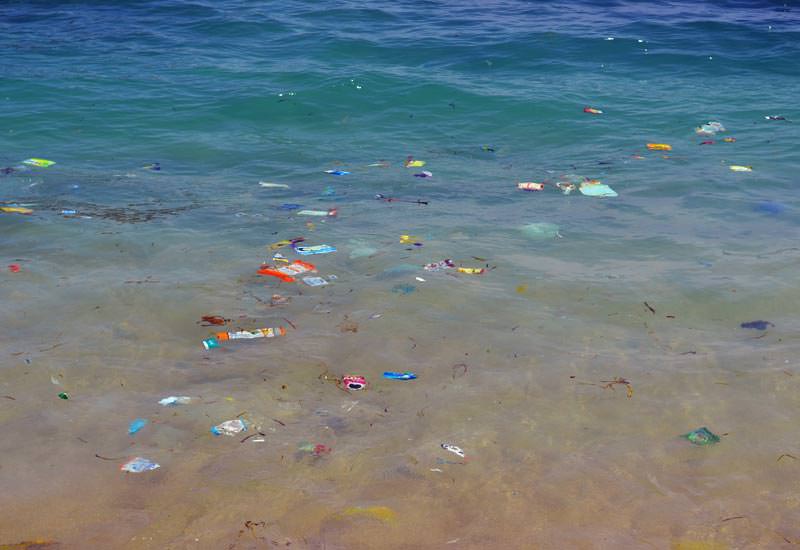 Plastikmüll: Bei manchen Strömungslagen ein gewohnter Anblick im Meer vor Bali